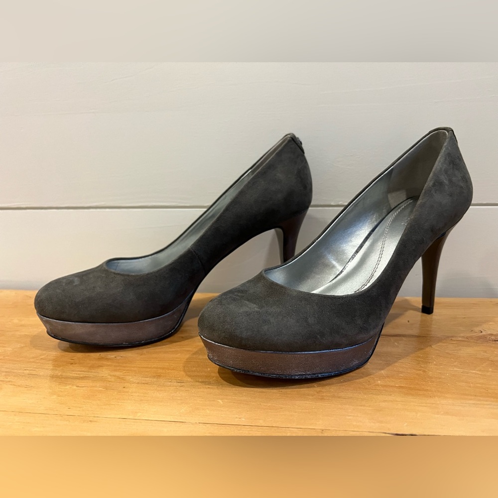 Tahari TA-SOPHIA 7.5 High Heel Elephant Gray New In Box